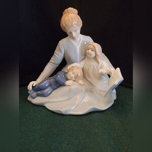 EUC VTG Avon "A Mother's Touch" Figurine c1984